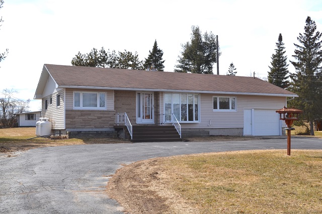 9859 County Road 42 Bungalow Westport Rideau Lakes Gurreathomes